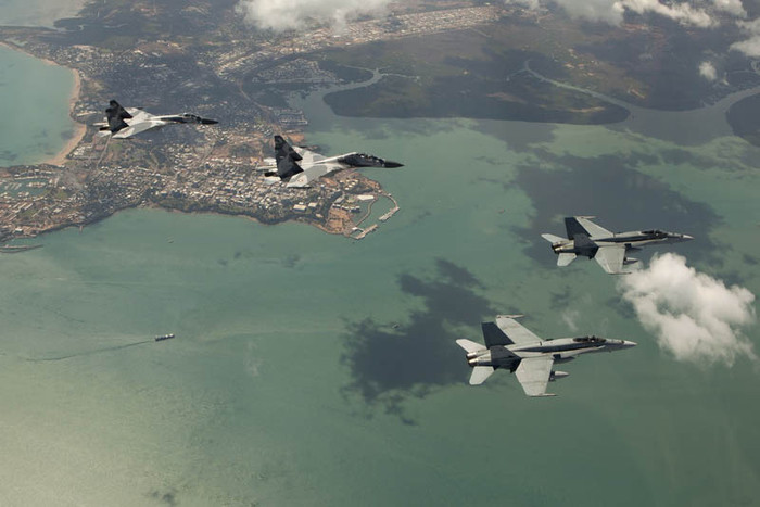 Tiêm kích F/A-18 Hornet “sát cánh” Su-30 bảo vệ Darwin. Tiêm kích F/A-18 Hornet “sát cánh” Su-30 bảo vệ Darwin.