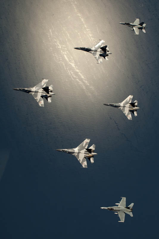 Tiêm kích F/A-18 Hornet “sát cánh” Su-30 bảo vệ Darwin. Tiêm kích F/A-18 Hornet “sát cánh” Su-30 bảo vệ Darwin.