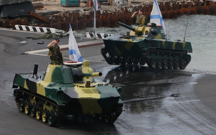 Xe bọc thép đổ bộ lên bờ biển. Xe bọc thép đổ bộ lên bờ biển.