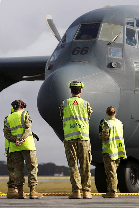 Vận tải cơ C-130 của Không quân Hoàng gia Australia. Vận tải cơ C-130 của Không quân Hoàng gia Australia.