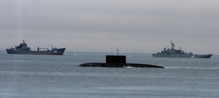 Tàu ngầm cũng tham gia diễn tập cùng các tàu mặt nước. Tàu ngầm cũng tham gia diễn tập cùng các tàu mặt nước.