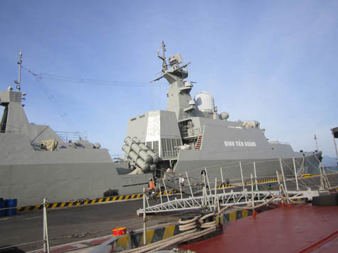 Hộ vệ hạm tên lửa Đinh Tiên Hoàng của hải quân Việt Nam tại quân cảng Cam Ranh. Hộ vệ hạm tên lửa Đinh Tiên Hoàng của hải quân Việt Nam tại quân cảng Cam Ranh.