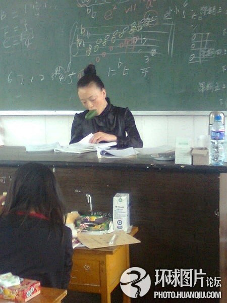 Cô giáo làm thí nghiệm Cô giáo làm thí nghiệm