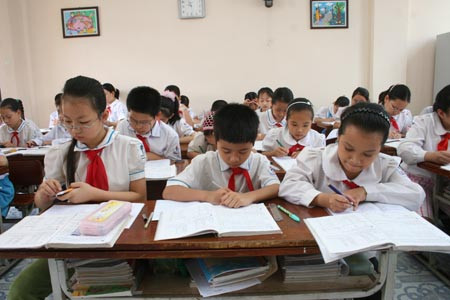 Theo GS Hoàng Tụy, việc học và thi cử đang là nỗi khổ ải của nhiều học sinh (ảnh minh họa). Theo GS Hoàng Tụy, việc học và thi cử đang là nỗi khổ ải của nhiều học sinh (ảnh minh họa).