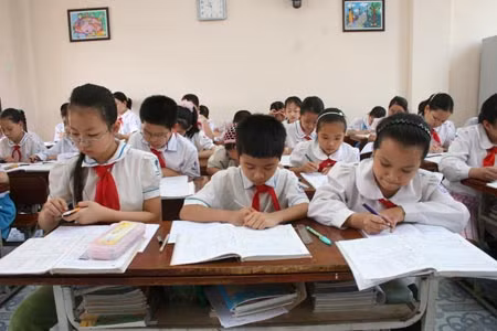 Theo GS Hoàng Tụy, việc học và thi cử đang là nỗi khổ ải của nhiều học sinh (ảnh minh họa).