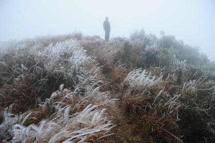 Băng tuyết trắng xoá trên đình Mẫu Sơn sáng 5/1