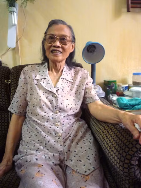 GS. Lê Thi cũng có lần bị mắng và đuổi đi chỗ khác vì mua hàng mặc cả