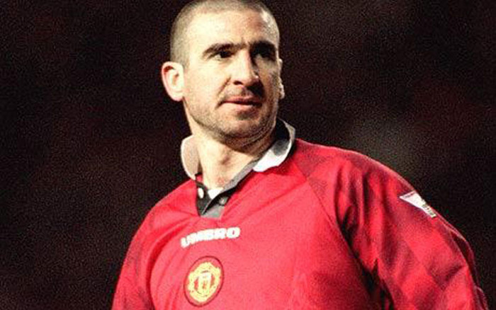 Đến Old Trafford với giá 1 triệu bảng, Eric Cantona chỉ ở lại có 5 năm nhưng đã giúp MU đi tới 4 chức vô địch Premier League và 2 cúp FA. Một thiên tài đau khổ, anh giải nghệ năm 1997 ở tuổi 30 trong sự tiếc nuối của những người thành Manchester