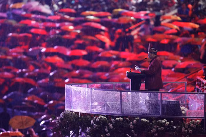 Tổng thống Susilo Bambang Yudhoyono đọc diễn văn khai mạc trong mưa