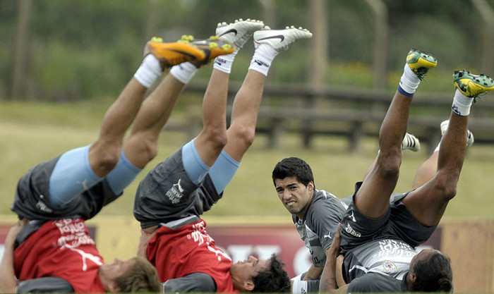 Luis Suarez mặt mày nhăn nhó nhìn các đồng đội ở tuyển Uruguay tập luyện ở ngoại ô Montevideo Luis Suarez mặt mày nhăn nhó nhìn các đồng đội ở tuyển Uruguay tập luyện ở ngoại ô Montevideo