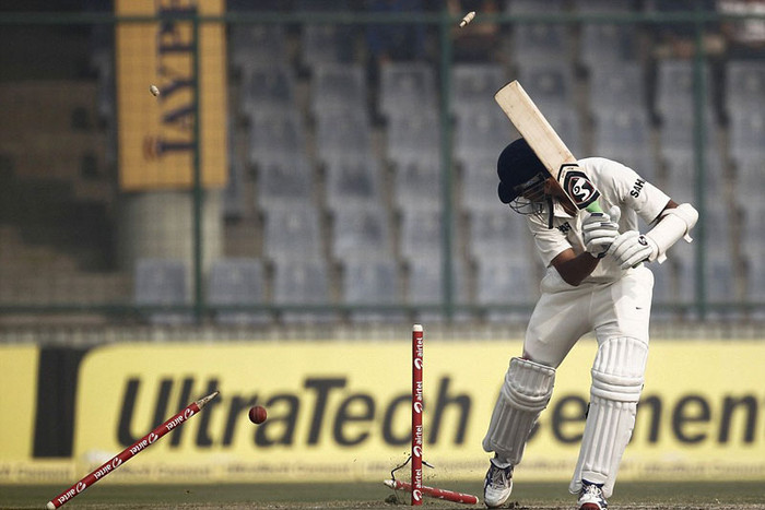 Cọc gôn văng tứ tung trong lúc Rahul Dravid (Ấn Độ) thực hiện cú đánh trong một trận cricket Cọc gôn văng tứ tung trong lúc Rahul Dravid (Ấn Độ) thực hiện cú đánh trong một trận cricket