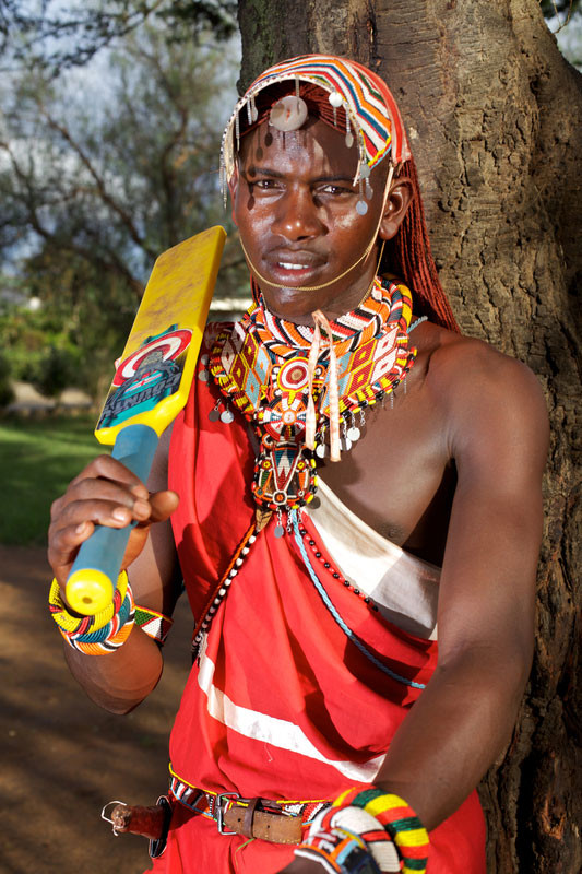 Phục sức màu mè, cầu kỳ của một thành viên đội tuyển cricket quốc gia Kenya Phục sức màu mè, cầu kỳ của một thành viên đội tuyển cricket quốc gia Kenya