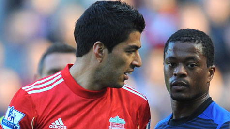 Chưa rõ trắng đen, Suarez đã đòi Evra xin lỗi Chưa rõ trắng đen, Suarez đã đòi Evra xin lỗi