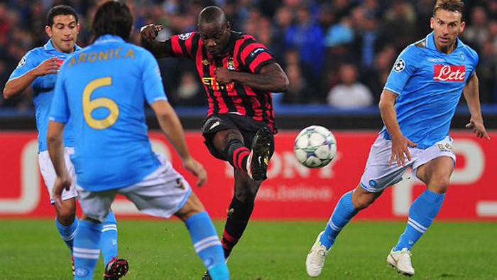 Balotelli dứt điểm trượt trong cơ hội cuối cùng của Man City Balotelli dứt điểm trượt trong cơ hội cuối cùng của Man City
