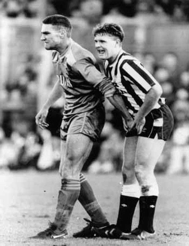 8. Vinnie Jones: Đi vào "lịch sử" với bộ video "1001 trò chơi bẩn", bóp "của quý" của Paul Gascoigne trong lúc tranh bóng... 8. Vinnie Jones: Đi vào "lịch sử" với bộ video "1001 trò chơi bẩn", bóp "của quý" của Paul Gascoigne trong lúc tranh bóng...