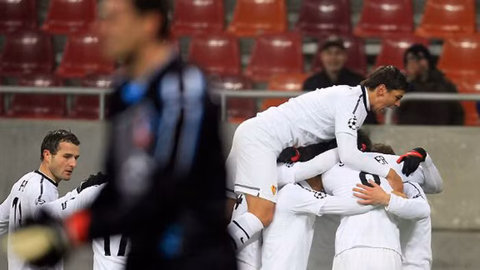 Basel (áo trắng) đánh bại Otelul Galati để cứu vãn hy vọng ở Champions League Basel (áo trắng) đánh bại Otelul Galati để cứu vãn hy vọng ở Champions League