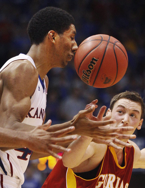 Tiền đạo Justin Wesley của đội bóng rổ Kansas bị bóng đập vào mũi trong một trận đấu với đội Pittsburgh tại giải trẻ toàn Mỹ Tiền đạo Justin Wesley của đội bóng rổ Kansas bị bóng đập vào mũi trong một trận đấu với đội Pittsburgh tại giải trẻ toàn Mỹ