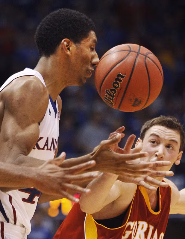 Tiền đạo Justin Wesley của đội bóng rổ Kansas bị bóng đập vào mũi trong một trận đấu với đội Pittsburgh tại giải trẻ toàn Mỹ