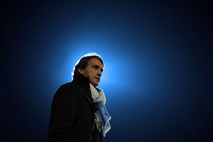 Roberto Mancini đứng bên đường pitch ngắm nhìn các học trò thi đấu trong trận tứ kết Carling Cup giữa Arsenal và Manchester City tại sân Emirates Roberto Mancini đứng bên đường pitch ngắm nhìn các học trò thi đấu trong trận tứ kết Carling Cup giữa Arsenal và Manchester City tại sân Emirates