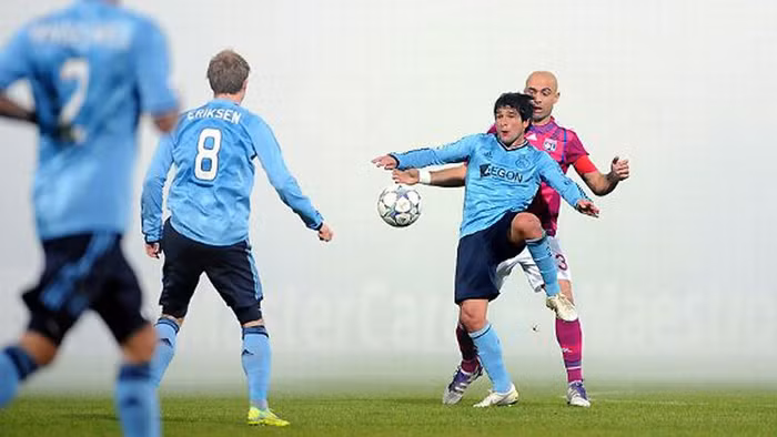 Sương mù sông Rhone: Ajax (áo xanh) cầm hòa được Lyon trong chuyến làm khách ở Gerland Sương mù sông Rhone: Ajax (áo xanh) cầm hòa được Lyon trong chuyến làm khách ở Gerland