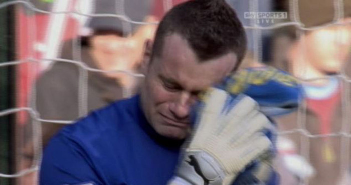 Shay Given xúc động sau 1 phút tưởng niệm đồng đội cũ của mình Shay Given xúc động sau 1 phút tưởng niệm đồng đội cũ của mình