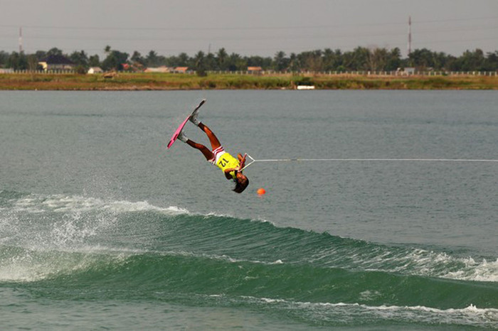 Sasha Christian (Singapore) tranh tài ở nội dung lướt sóng ca-nô nữ tại Palembang, Sumatra.