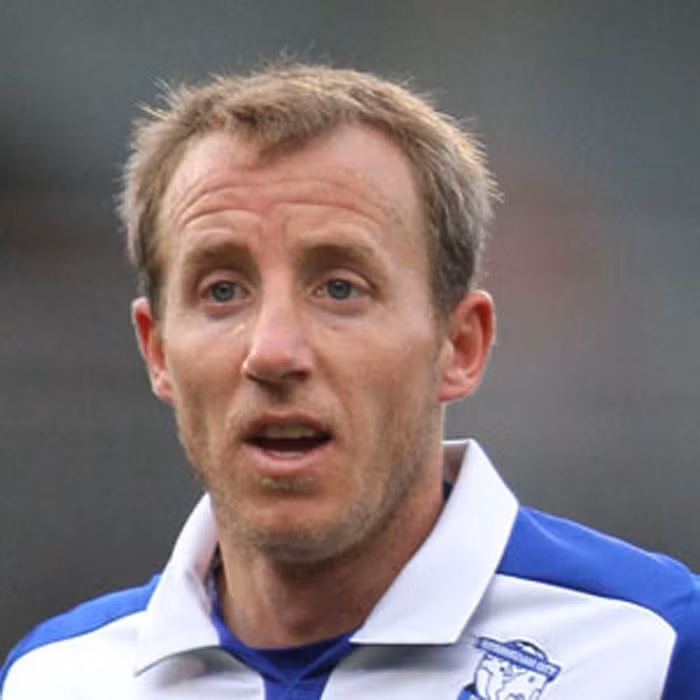 9. Lee Bowyer: Phá kỷ lục số thẻ vàng của Robbie Savage, dùng chất kích thích, đấm đồng đội ngay trên sân...