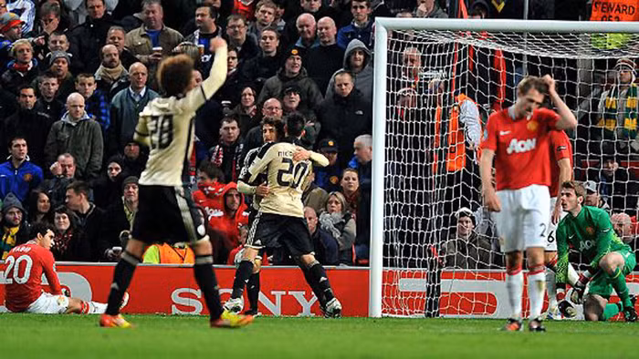 Pablo Aimar ăn mừng bàn thắng gỡ hòa trong sự sững sờ của các cầu thủ áo đỏ Pablo Aimar ăn mừng bàn thắng gỡ hòa trong sự sững sờ của các cầu thủ áo đỏ