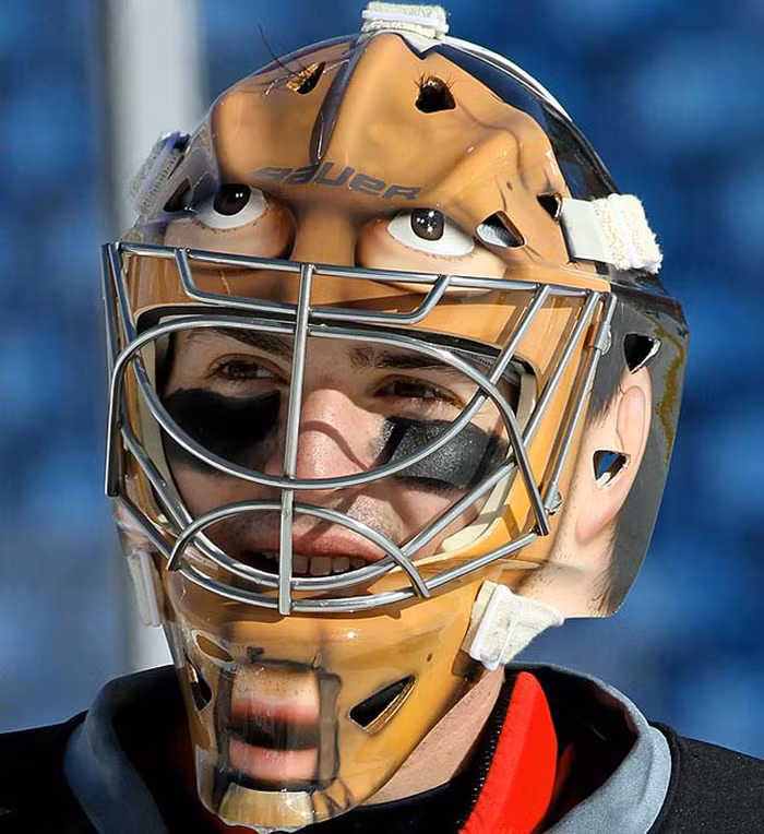 Carey Price của đội bóng bầu dục Montreal Canadiens đeo một chiếc mặt nạ Halloween trước giờ thi đấu. Trước mặt nạ mô phỏng lại mặt nạ của kẻ giết người hàng loạt Hannibal Lecter trong phim "Sự im lặng của bầy cừu"