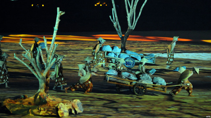 Và lễ khai mạc bắt đầu