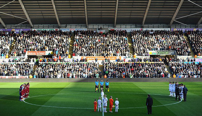 Các cầu thủ Swansea và Aston Villa lặng im nhớ về cựu danh thủ người xứ Wales Các cầu thủ Swansea và Aston Villa lặng im nhớ về cựu danh thủ người xứ Wales