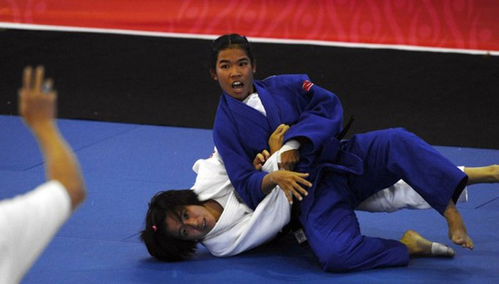 Muenjit Wanwisa (trên) vượt qua Văn Ngọc Tú trong trận chung kết Judo nữ hạng cân dưới 48kg. Muenjit Wanwisa (trên) vượt qua Văn Ngọc Tú trong trận chung kết Judo nữ hạng cân dưới 48kg.