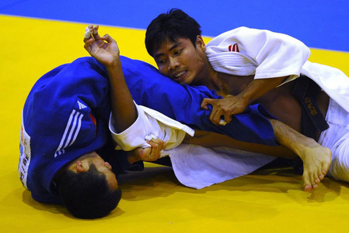 Hồ Ngân Giang (trái) đánh bại Zaw Hein Latt của Myanmar ở hạng cân dưới 60kg môn Judo. Hồ Ngân Giang (trái) đánh bại Zaw Hein Latt của Myanmar ở hạng cân dưới 60kg môn Judo.