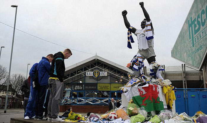 Những người hâm mộ xếp hàng trước tượng đài của huyền thoại xứ Wales Billy Bremner để tưởng nhớ Gary Speed Những người hâm mộ xếp hàng trước tượng đài của huyền thoại xứ Wales Billy Bremner để tưởng nhớ Gary Speed