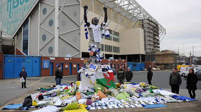 Bức tượng được đặt trước SVĐ của Leeds Utd, nơi Gary Speed đạt tới đỉnh cao sự nghiệp với chức vô địch Anh năm 1992 Bức tượng được đặt trước SVĐ của Leeds Utd, nơi Gary Speed đạt tới đỉnh cao sự nghiệp với chức vô địch Anh năm 1992