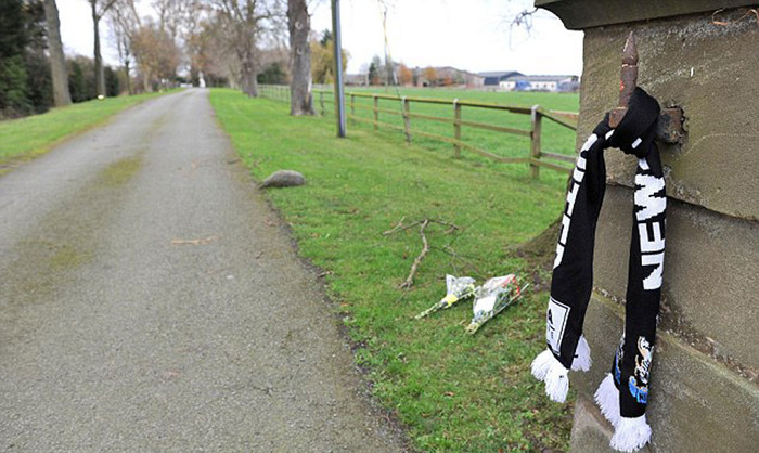 Một chiếc khăn quàng Newcastle được treo trước lối vào nhà của Gary Một chiếc khăn quàng Newcastle được treo trước lối vào nhà của Gary