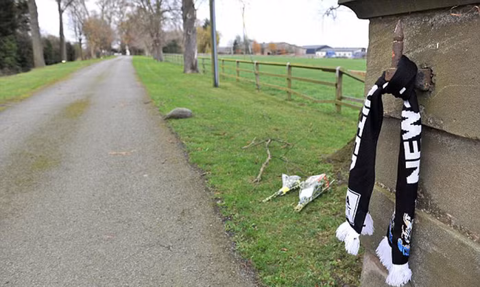 Một chiếc khăn quàng Newcastle được treo trước lối vào nhà của Gary