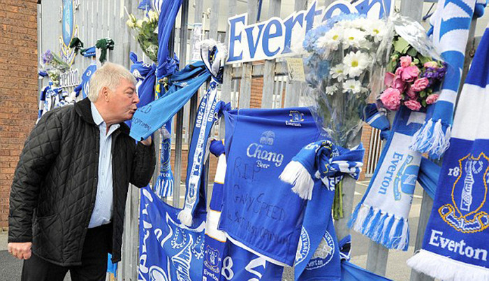 Một fan Everton chào vĩnh biệt Gary Speed với một nụ hôn ở trước cửa sân Goodison Park Một fan Everton chào vĩnh biệt Gary Speed với một nụ hôn ở trước cửa sân Goodison Park