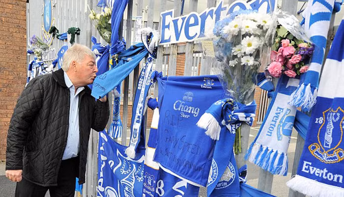 Một fan Everton chào vĩnh biệt Gary Speed với một nụ hôn ở trước cửa sân Goodison Park