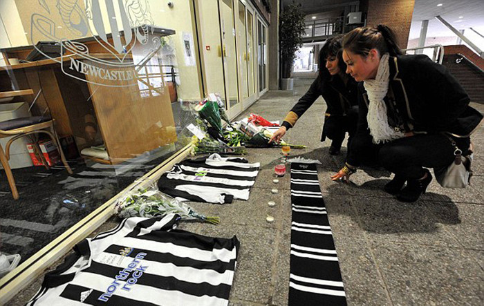 Fan Newcastle tưởng nhớ cựu đội trưởng của họ tại St. James Park Fan Newcastle tưởng nhớ cựu đội trưởng của họ tại St. James Park