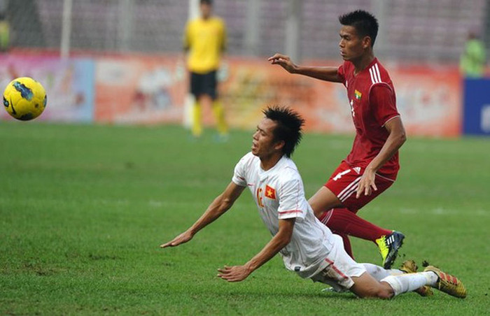 Zaw Min Tun (phải) của Myanmar giành bóng với Nguyễn Văn Quyết trong trận tranh huy chương Đồng.