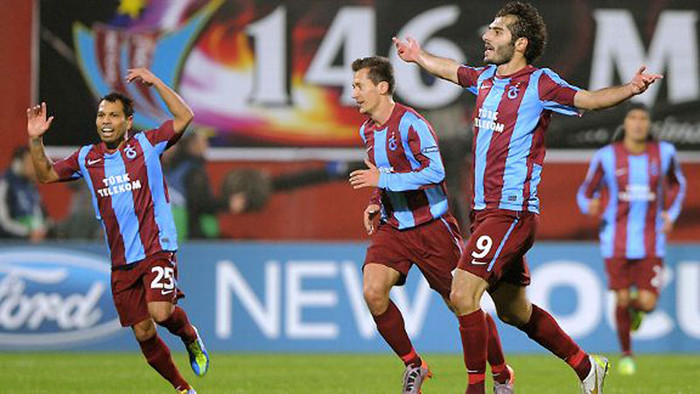 Trabzonspor cầm hòa Inter Milan 1-1 nhờ bàn gỡ hòa của Halil Altintop (phải) Trabzonspor cầm hòa Inter Milan 1-1 nhờ bàn gỡ hòa của Halil Altintop (phải)
