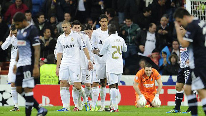 Mesut Ozil của Real ăn mừng sau bàn thắng thứ 4 của Real vào lưới Dinamo Zagreb Mesut Ozil của Real ăn mừng sau bàn thắng thứ 4 của Real vào lưới Dinamo Zagreb