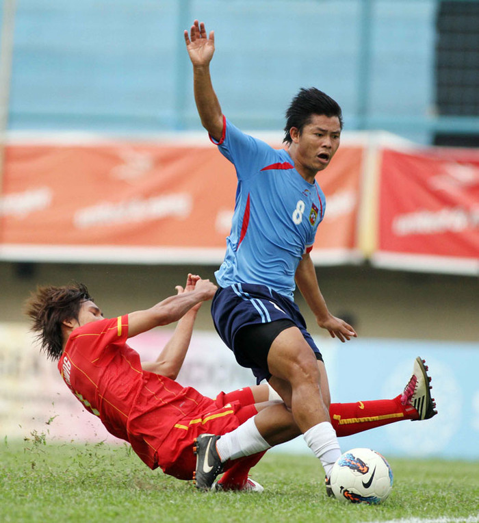 Một pha phạm lỗi không đáng có của thủ quân Long Giang