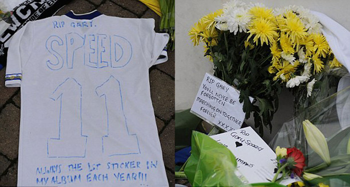 Một chiếc áo có số áo của Gary Speed được các fan vẽ tặng và đặt trước tượng đài bên cạnh những bó hoa Một chiếc áo có số áo của Gary Speed được các fan vẽ tặng và đặt trước tượng đài bên cạnh những bó hoa