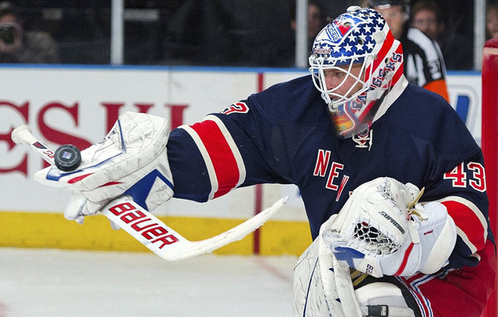 Martin Biron của đội New York's Rangers chặn một cú dứt điểm của đối phương ở giải hockey nhà nghề (NHL) Martin Biron của đội New York's Rangers chặn một cú dứt điểm của đối phương ở giải hockey nhà nghề (NHL)