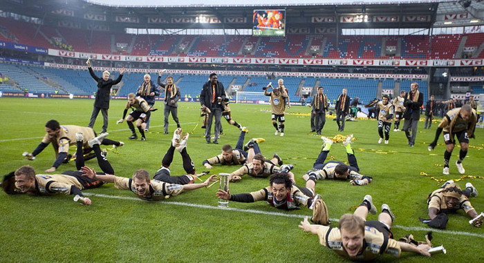 Các cầu thủ của đội Aalesunds FK (Na Uy) ăn mừng kiểu Klinsmann sau chức vô địch cúp Quốc gia Các cầu thủ của đội Aalesunds FK (Na Uy) ăn mừng kiểu Klinsmann sau chức vô địch cúp Quốc gia