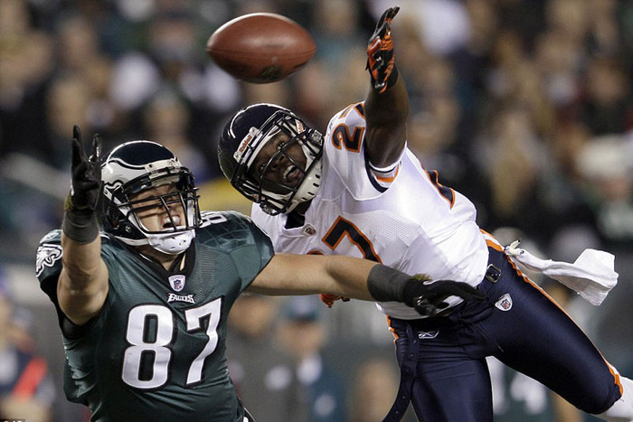 Brent Celek (trái) của đội Philadelphia Eagles tranh bóng với Major Wright (Chicago Bears) tại giải vô địch bóng bầu dục nhà nghề Mỹ Brent Celek (trái) của đội Philadelphia Eagles tranh bóng với Major Wright (Chicago Bears) tại giải vô địch bóng bầu dục nhà nghề Mỹ