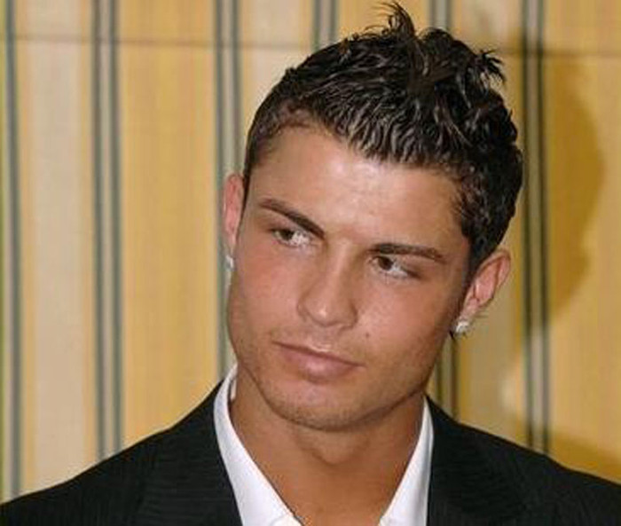 Tiền đạo trái: Cristiano Ronaldo – tay chơi của những tay chơi, đã từng trải qua 28 người tình khác nhau, có một mặt con với một người phụ nữ bí ẩn, và xem ra sẽ còn tiếp tục nhen nhóm những ngọn lửa tình mới trong tương lai
