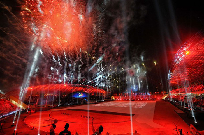 Ánh đèn laser và pháo hoa rực sáng sân vận động Sriwijaya